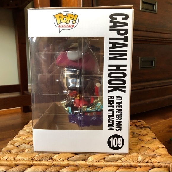 Funko Pop Disney Rides 50th: Captain Hook at the Peter Pan’s Flight Attraction - Picture 4 of 5